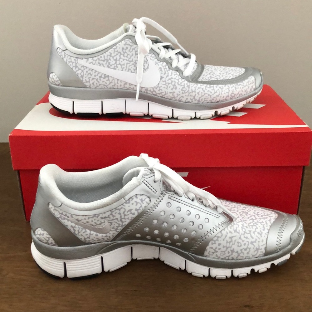 Nike Free *like NEW* white/Metallic gym shoe